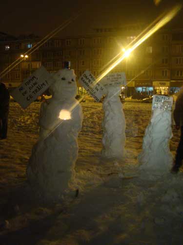 Fotom Protest cu oameni de zapada (c) eMM.ro